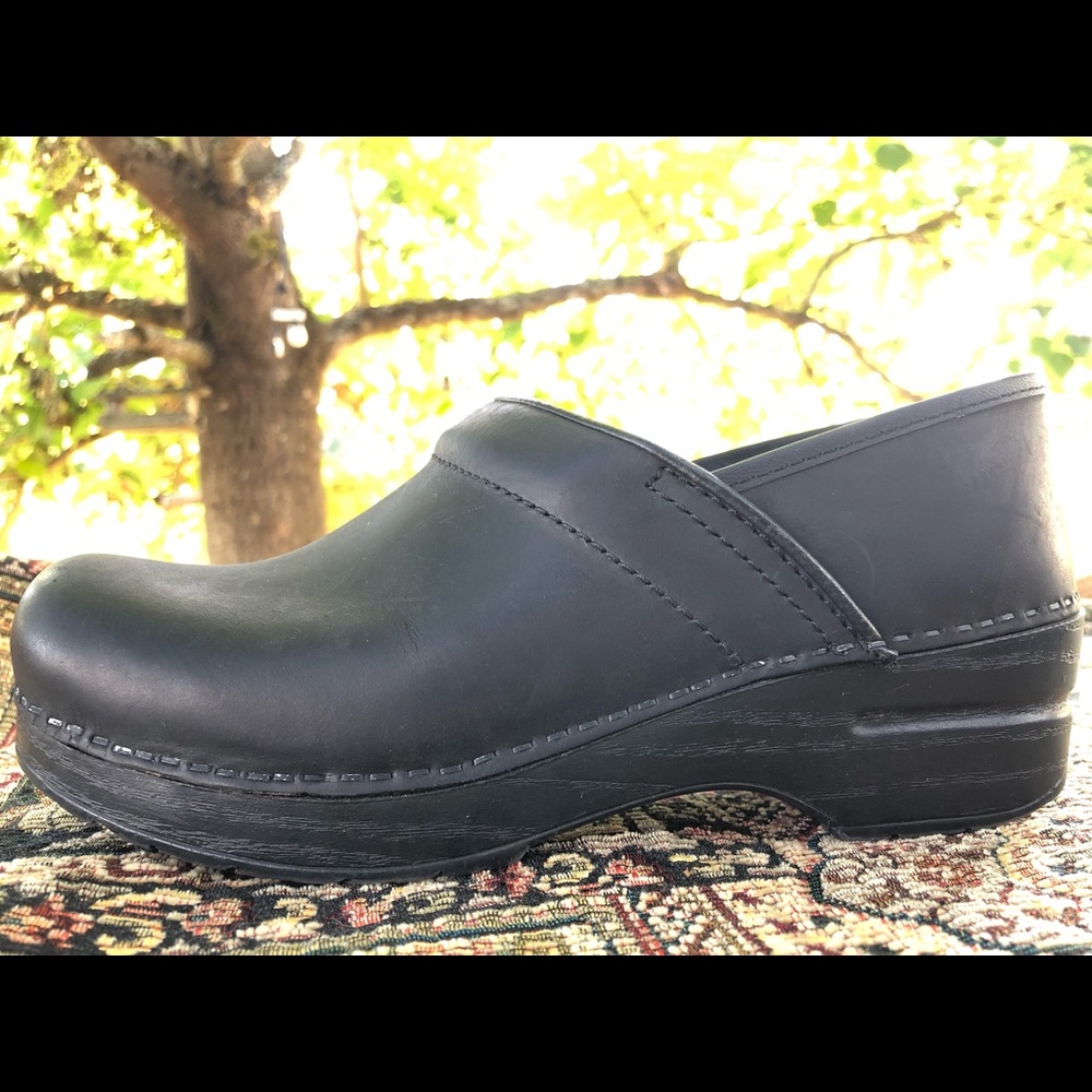 Dansko women’s black oiled clogs 38